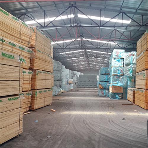 婺城区双雄木业木材加工厂成立于2005年,是一家专业生产实木画框线条
